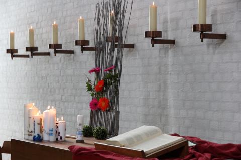 Altar mit Konfirmationskerzen