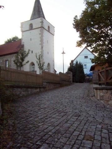 Von der Dorfstrasse zur Kirche (Ritschenhausen)