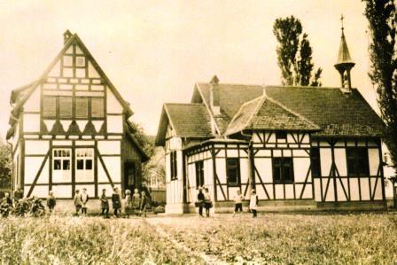 alte Kirche mit Schulhaus Aufnahme von 1920