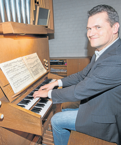 Sven-Oliver Rechner an Orgel