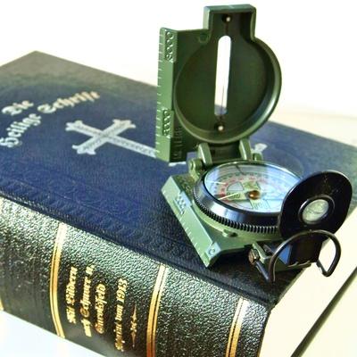Bibel mit Kompass