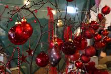 Adventsmarkt 2018 rote Weihnachtsbaumkugeln