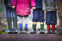Kinder in Gummistiefel